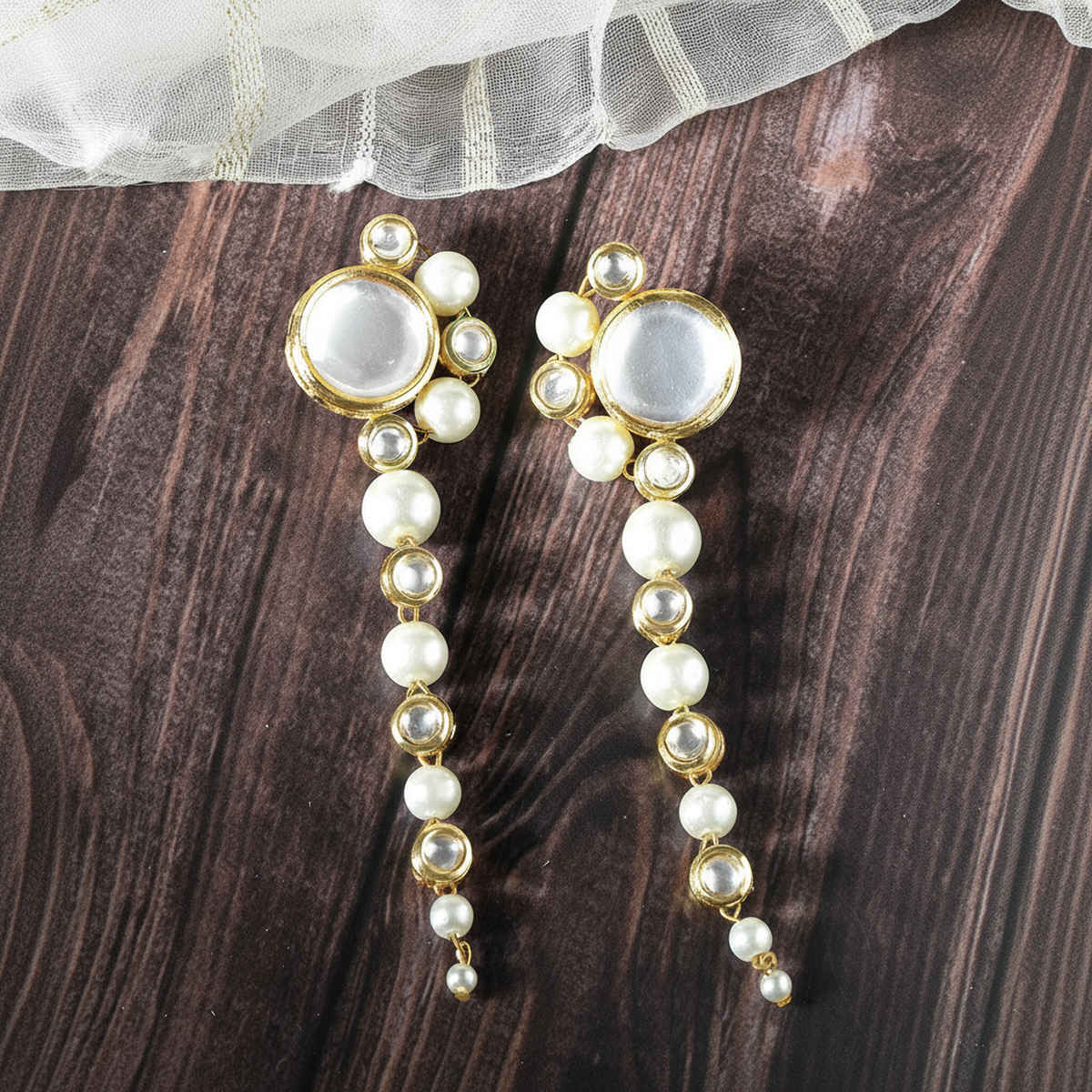 Karatcart Women's Dangle Earrings White and Gold One Size | 33017648