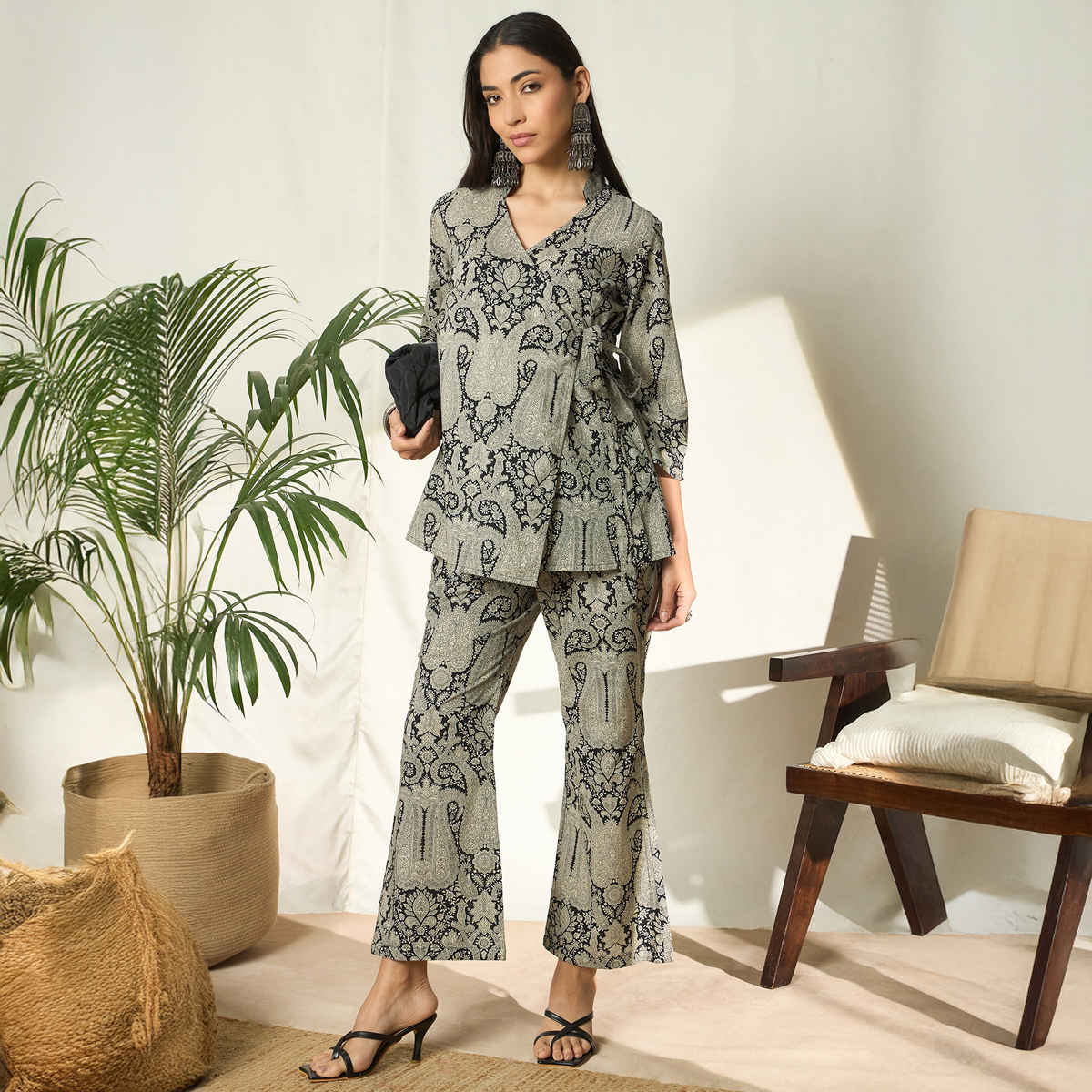 Bandia Women's Black Cream Paisley Printed Knot Style Co-Ords Set | Black - M