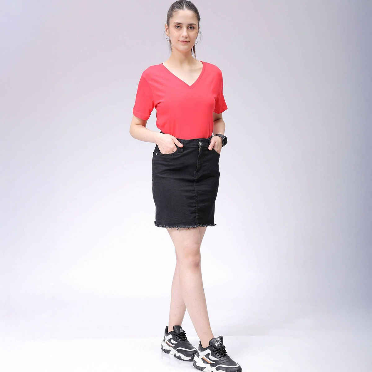 Freehand Women's Casual Regular Solid V-Neck T-shirt | 0424-Zfhvntee2-06 | Radiant Red - XL