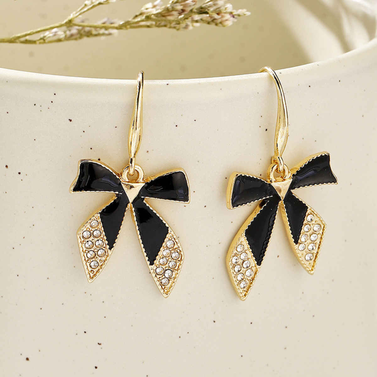 Beautynx Black Ribbon Glam Drop Earrings | Black | BNX-EAR-0020