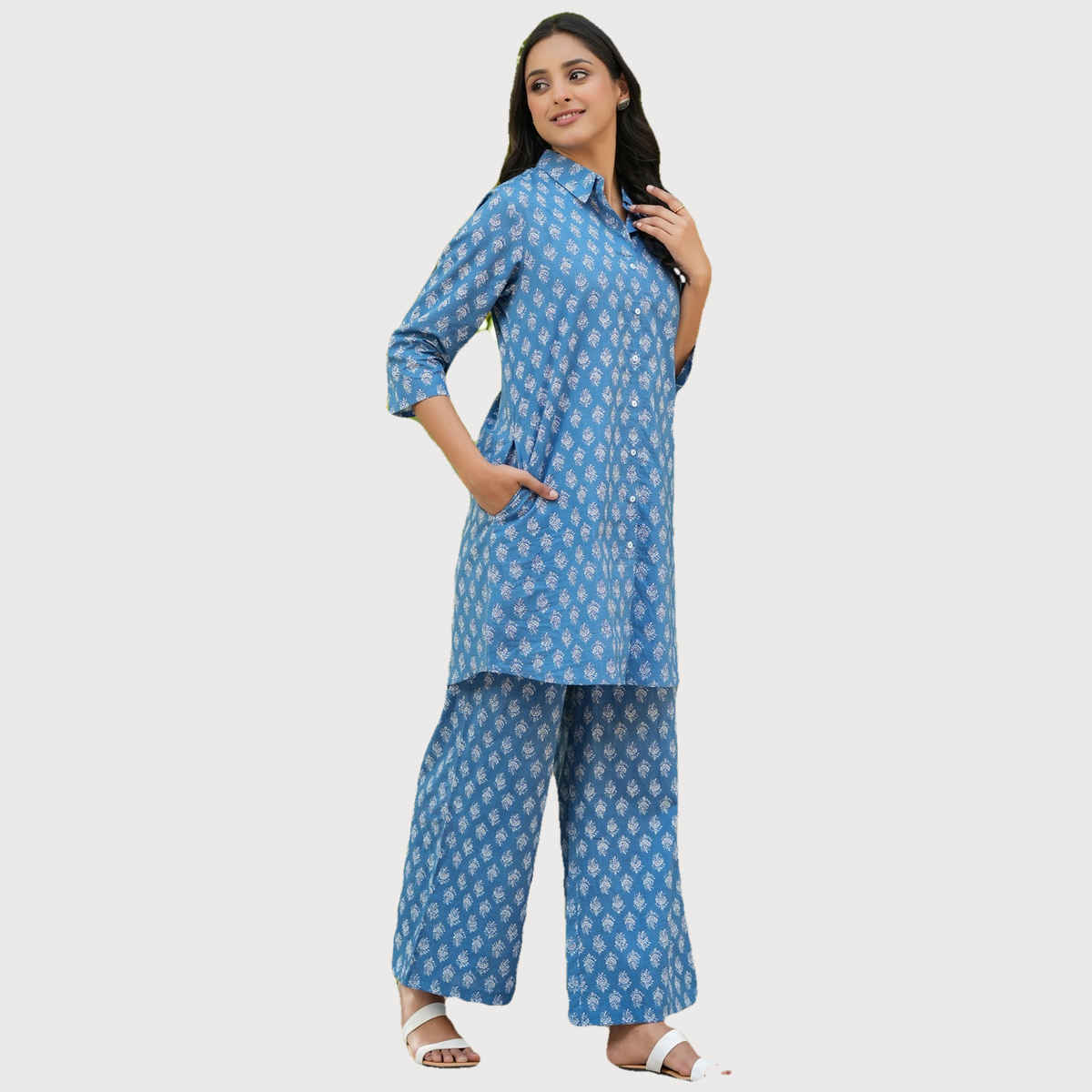 Sanskrutihomes Blue And Off White Ethnic Motifs Printed Pure Cotton Night Suit | M