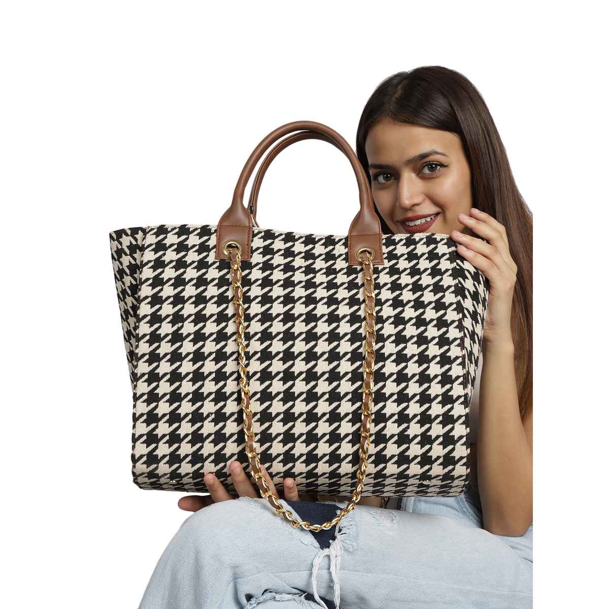 Mini Wesst Women's Geometric Fabric Handheld Bag | Black and White - One Size