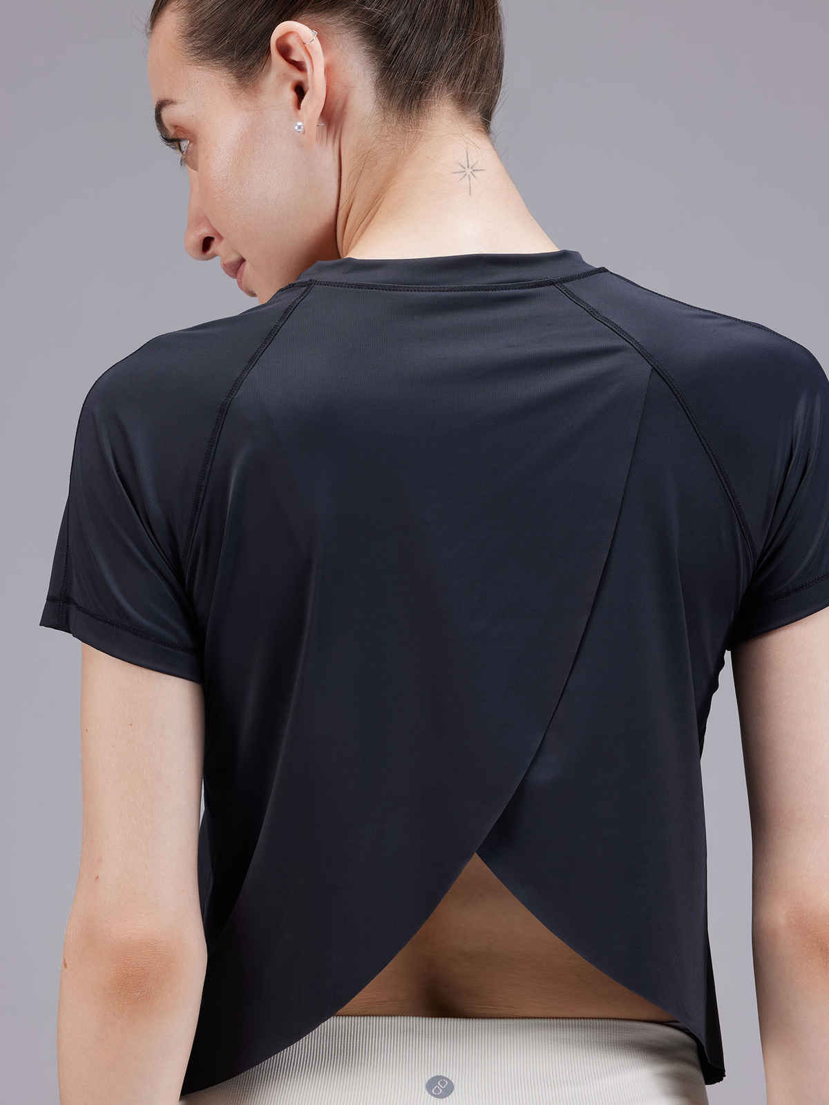 Cava Women's Overlap Tee | Tshirt | Black - L