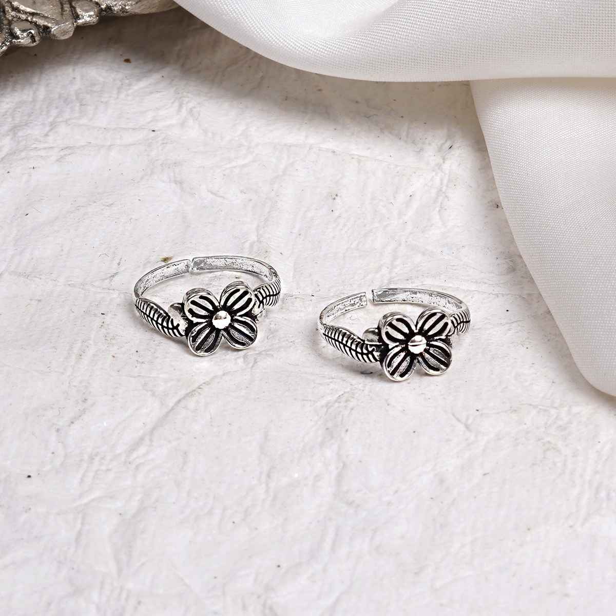 Teejh Teejh Dalaja Floral Motif Silver Oxidised Toe Ring
