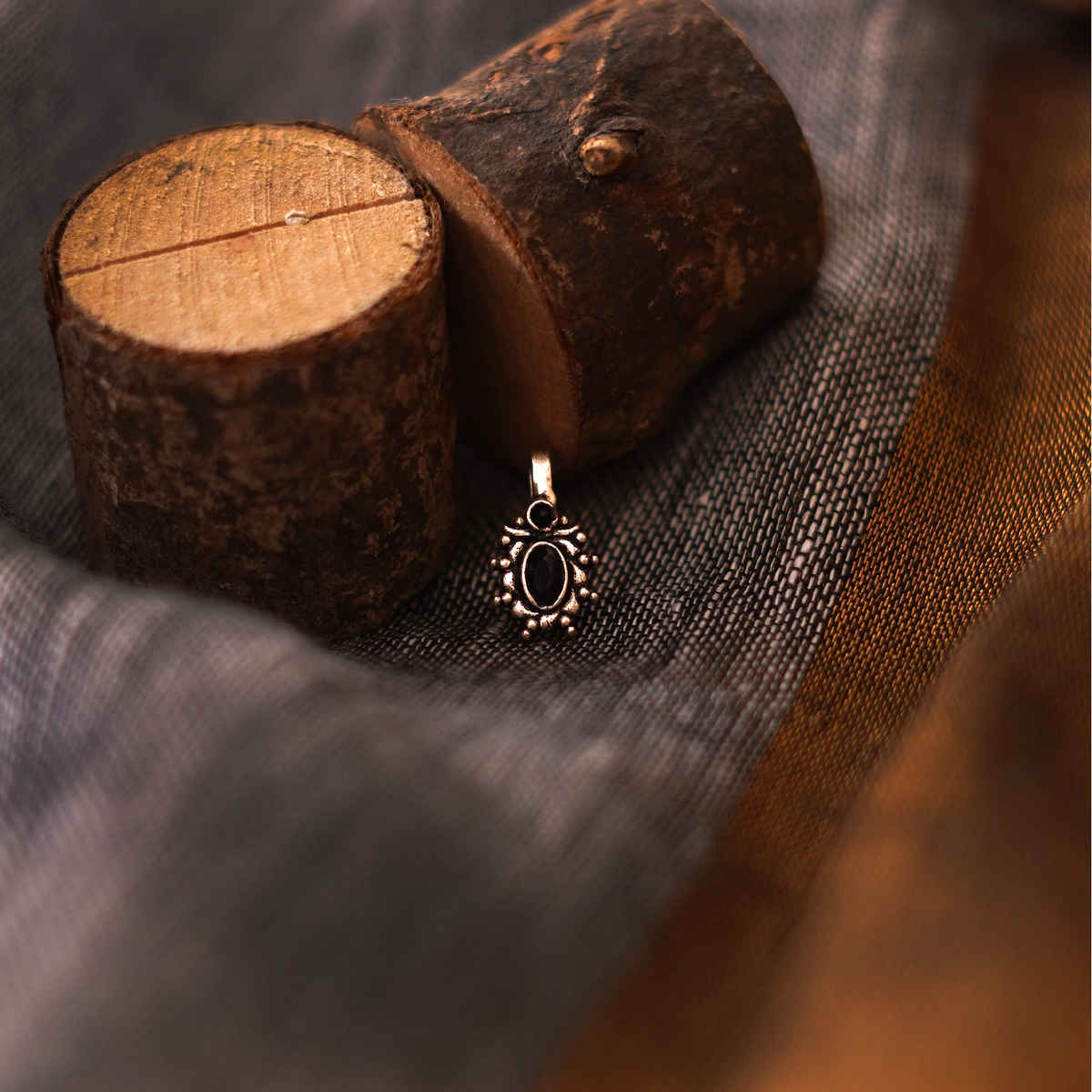 Teejh Teejh Parthavi Black Stone Nose Pin