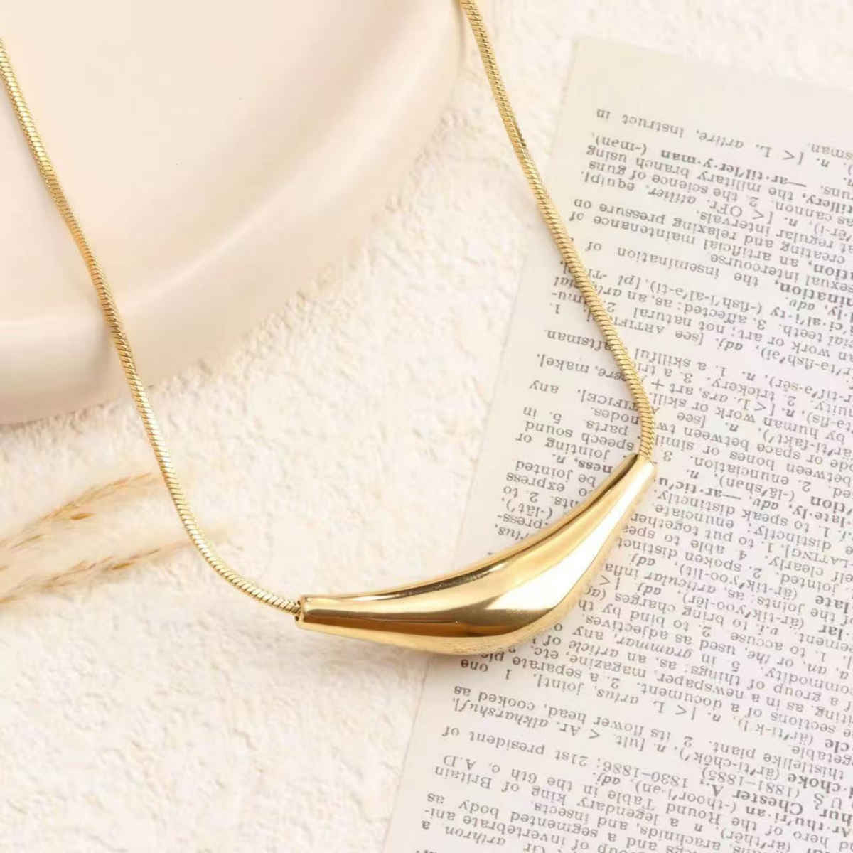 Beautynx Golden Wave Curve Necklace | Gold | BNX-NK-0006