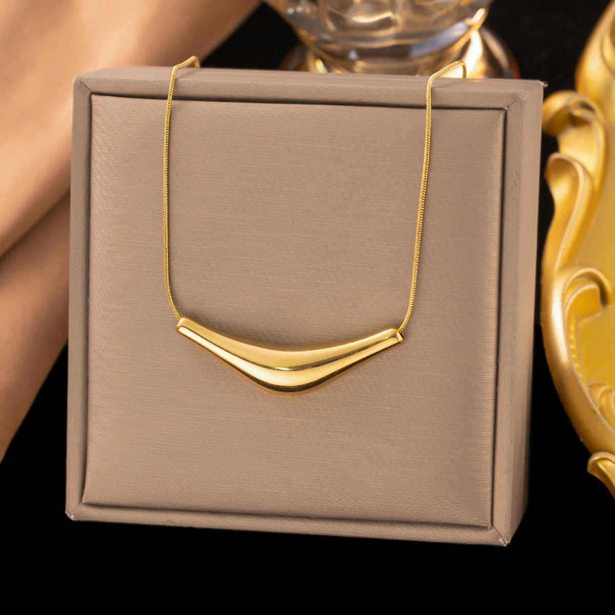 Beautynx Golden Wave Curve Necklace | Gold | BNX-NK-0006