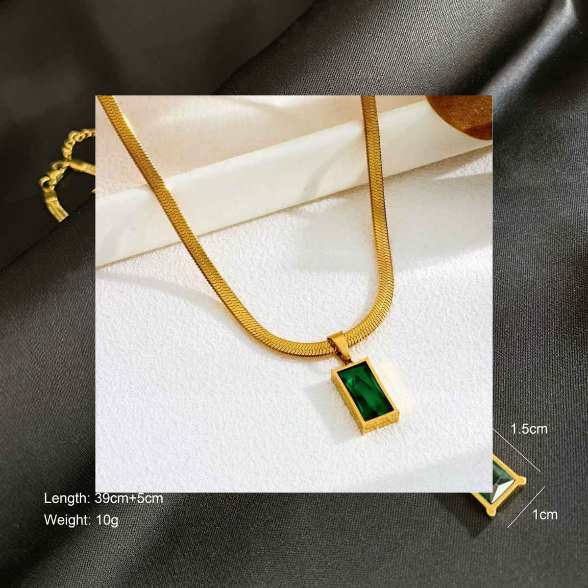 Beautynx Emerald Luxe Rectangle Necklace | Gold | BNX-NK-0002