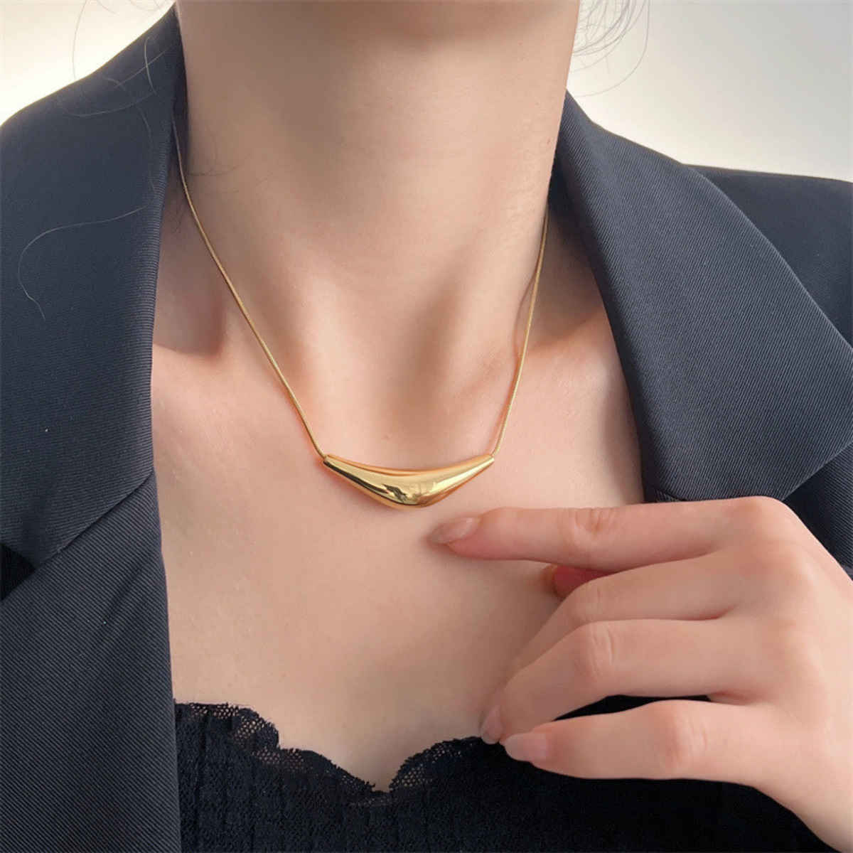 Beautynx Golden Wave Curve Necklace | Gold | BNX-NK-0006