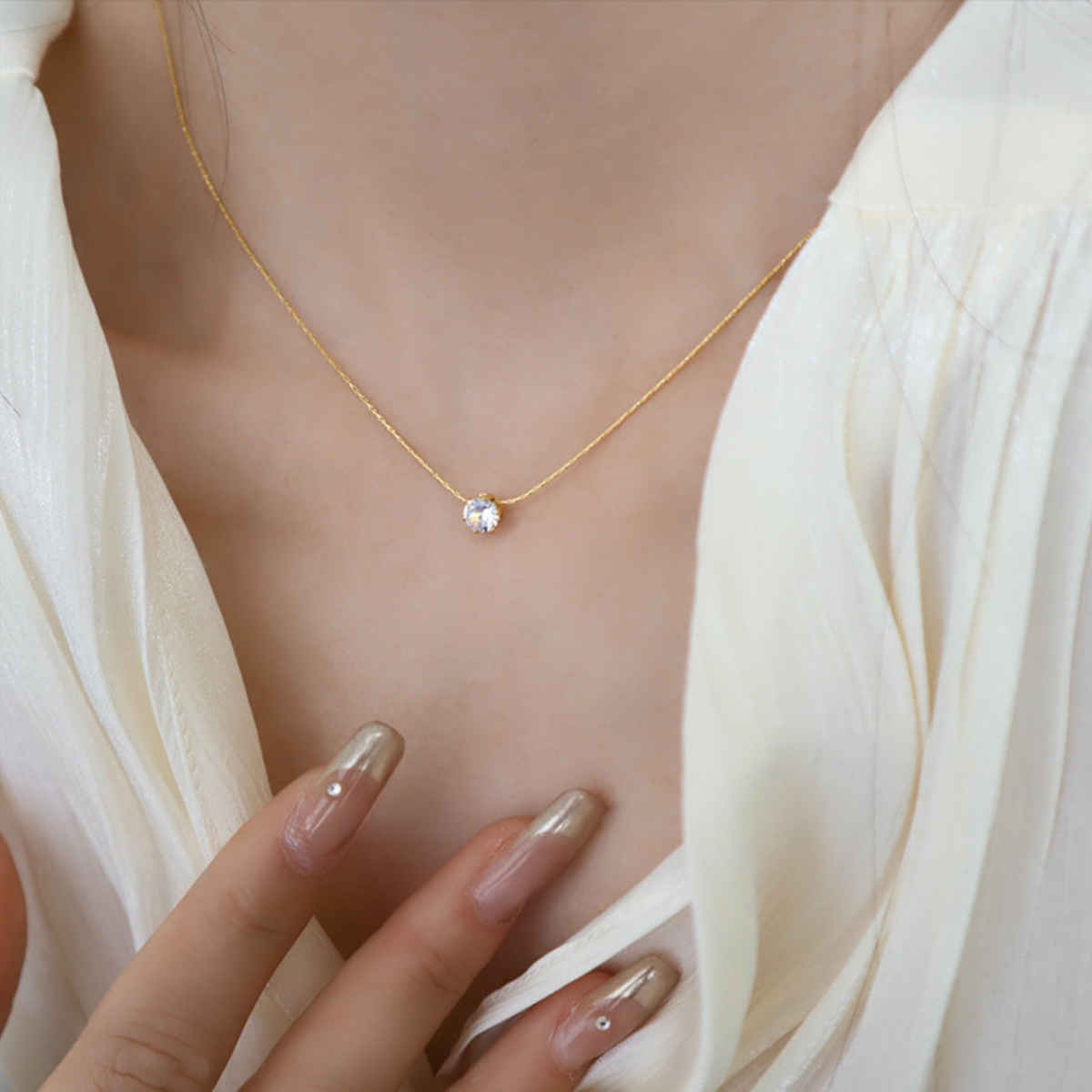 Beautynx Crystal Glow Pendant Necklace | Gold | BNX-NK-0004