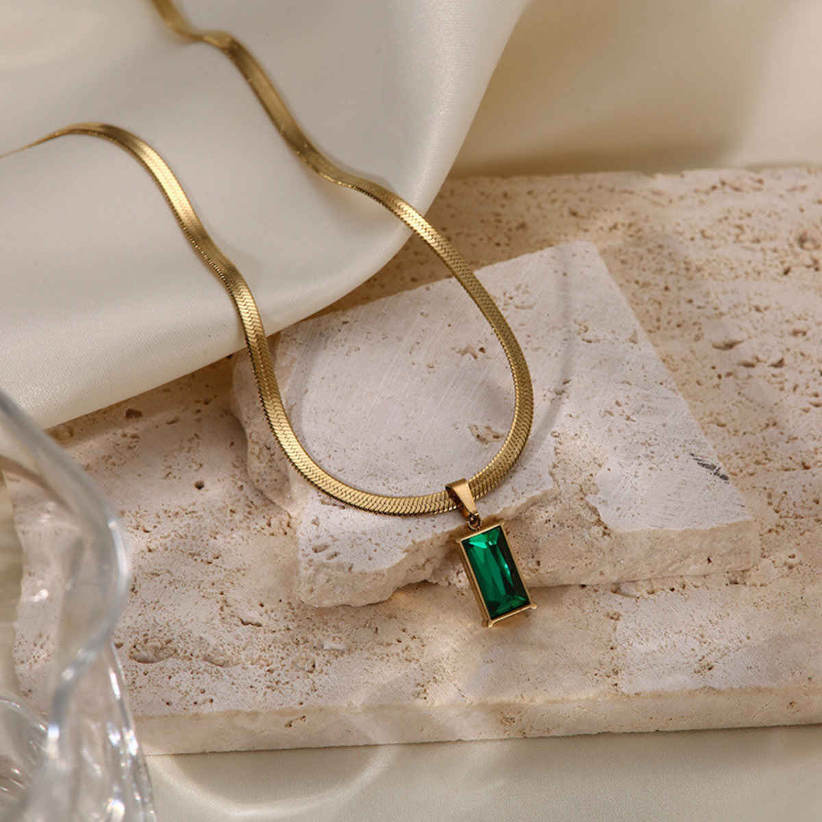 Beautynx Emerald Luxe Rectangle Necklace | Gold | BNX-NK-0002