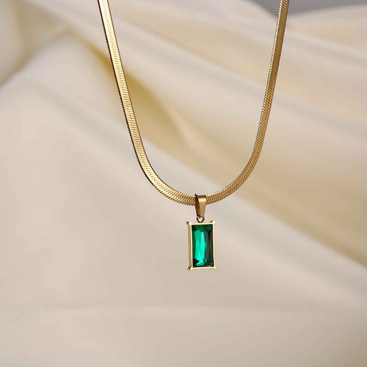 Beautynx Emerald Luxe Rectangle Necklace | Gold | BNX-NK-0002