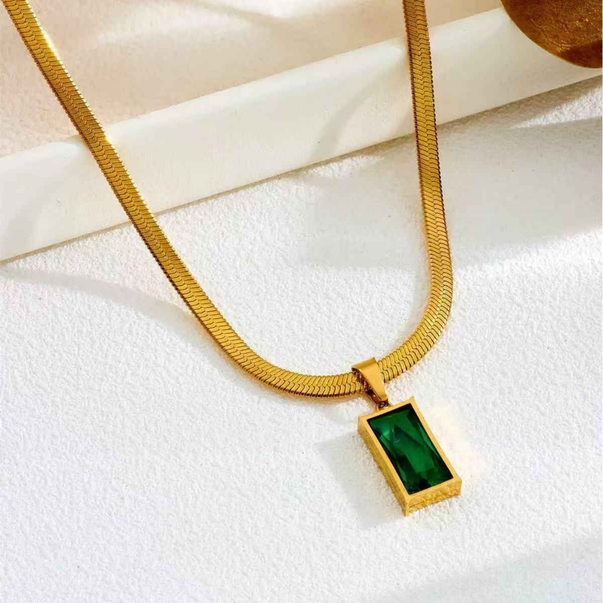 Beautynx Emerald Luxe Rectangle Necklace | Gold | BNX-NK-0002