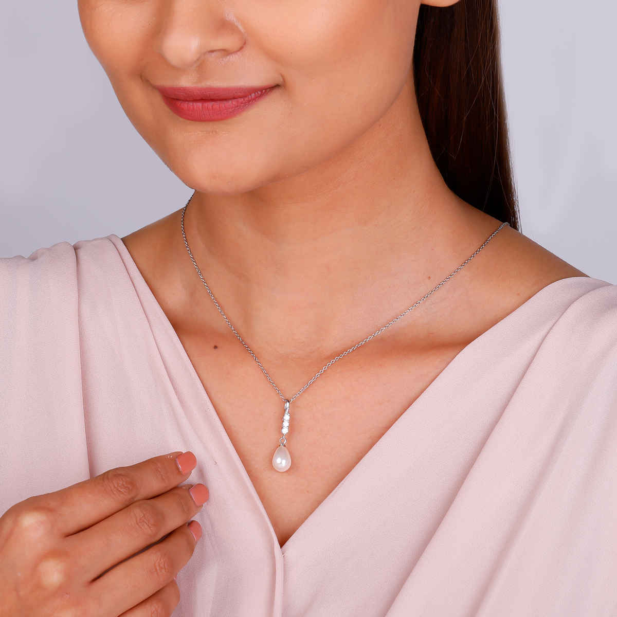 GIVA Silver Drop Of Pearl Pendant With Link Chain