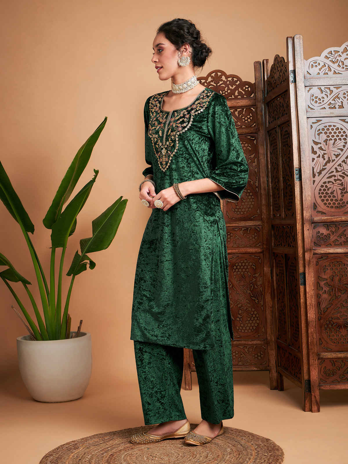 Shae by SASSAFRAS Women's Velvet Embroidered Straight Kurta | Green - S