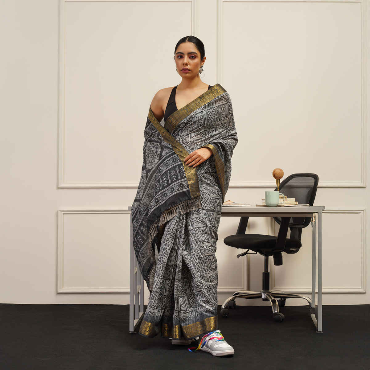 Tikhi Imli Women's Ready To Wear Polycotton Handloom Saree with Unstitched Blouse | Grey