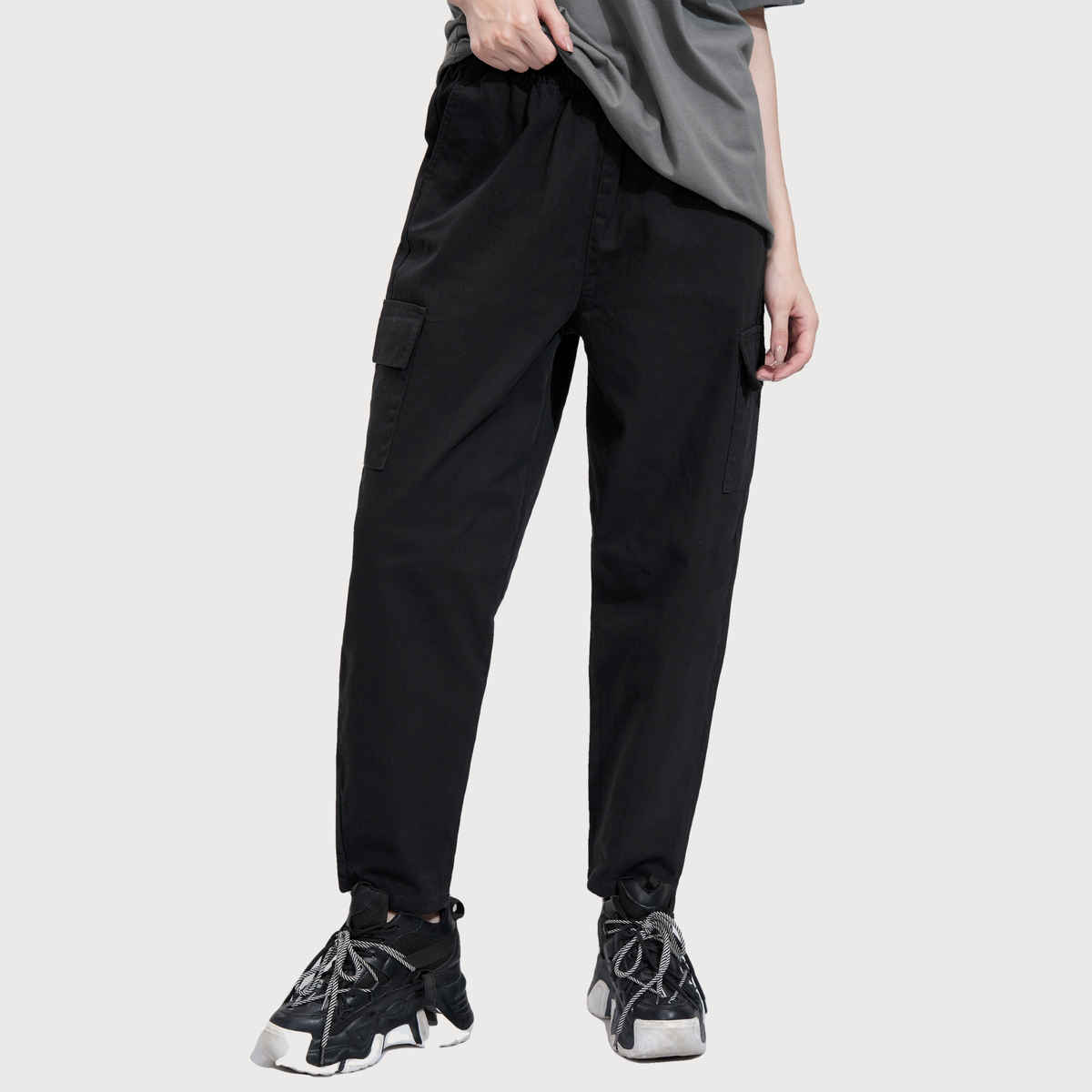 Tokyo Talkies Women's Mid Rise Mom Fit Cargo Trouser | Black - 30