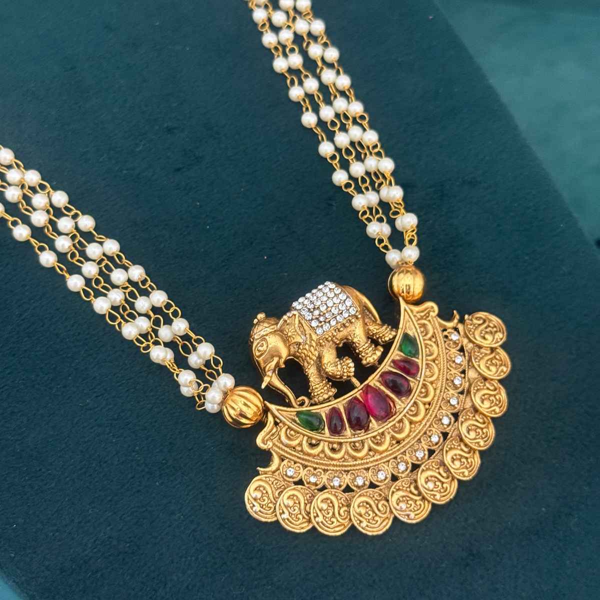 The Opal Factory Necklace Set Elephant Stonework Pendant in Pearls Chains & Round Stud Earrings