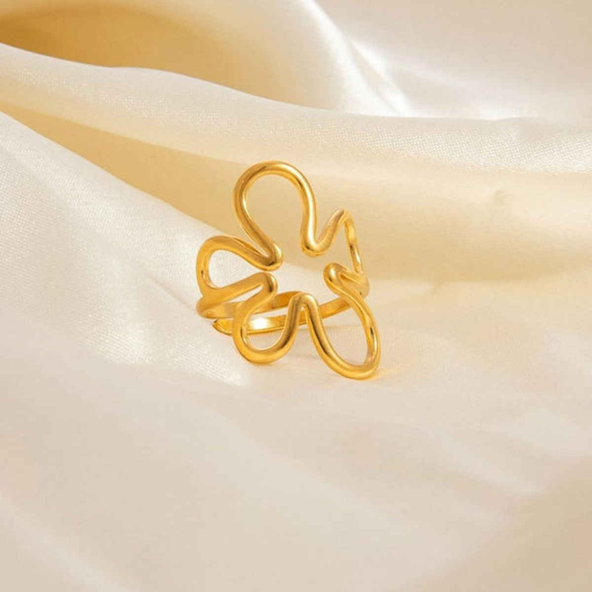 Estailo Fashion Floral Charm Ring | Gold