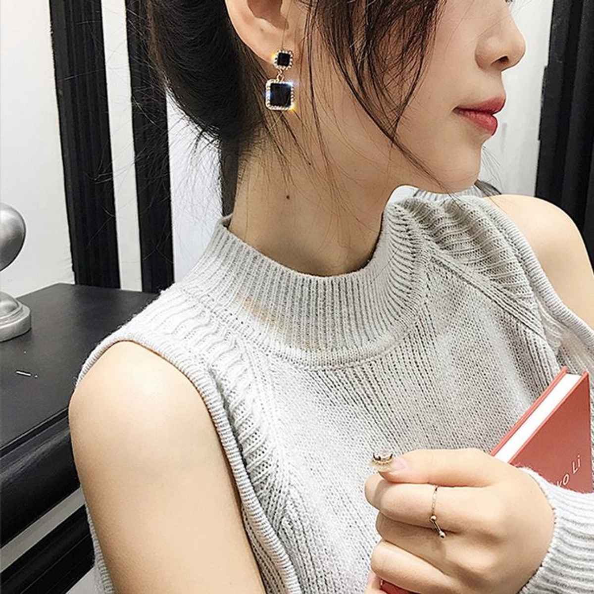 Beautynx Midnight Crystal Square Earrings | Black | BNX-EAR-0044