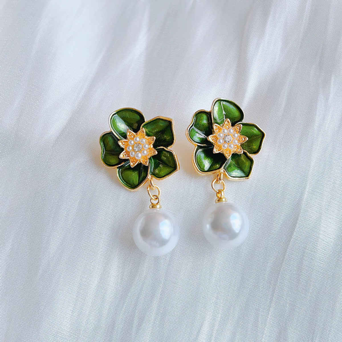 Beautynx Emerald Bloom Pearl Earrings | Green | BNX-EAR-0072