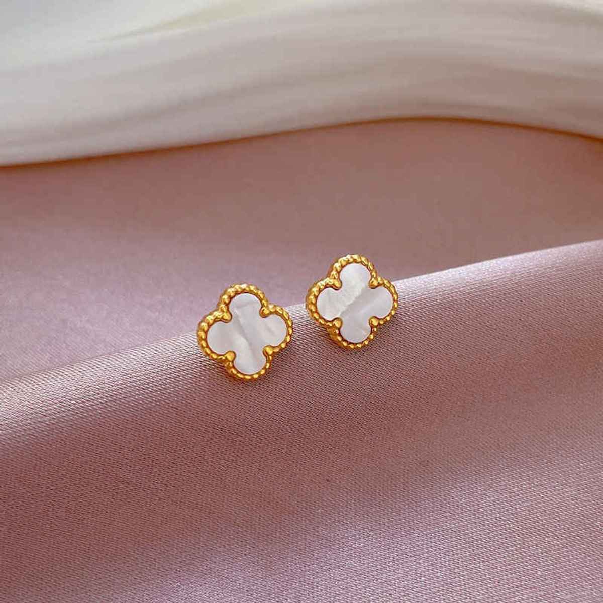 Beautynx Pearl Clover Charm Earrings | Gold | BNX-EAR-0054
