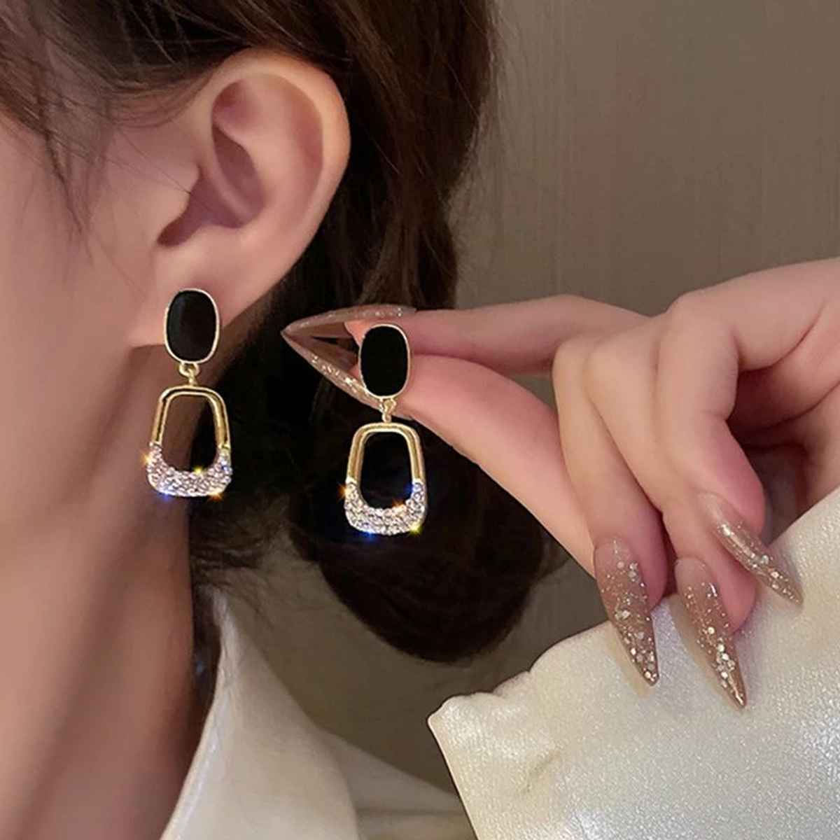 Beautynx Black Luxe Spark Drop Earrings | Gold | BNX-EAR-0067