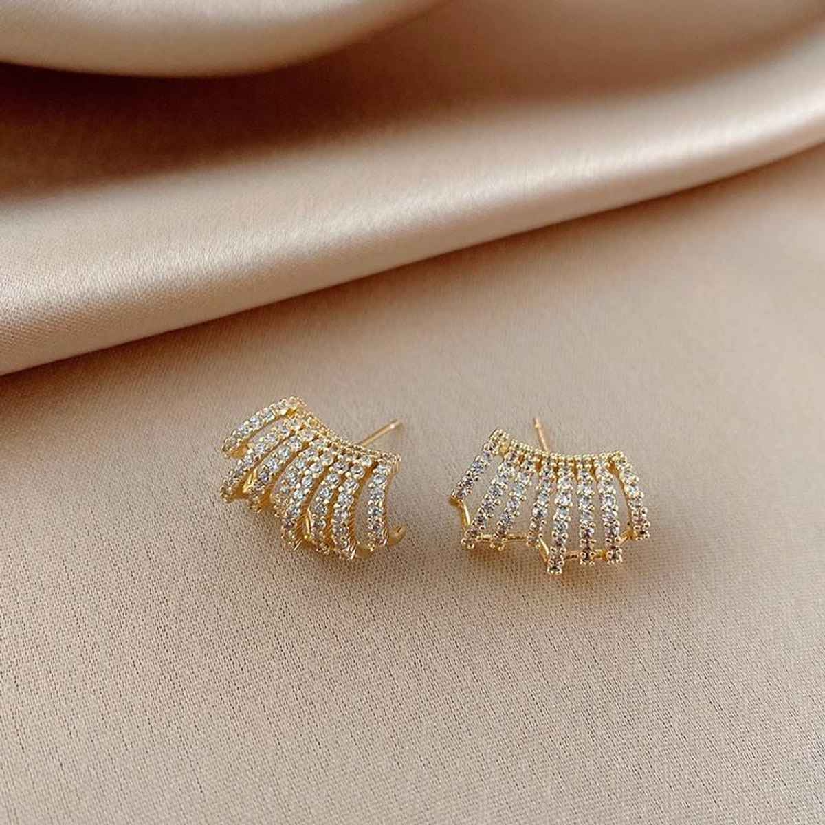 Beautynx Radiant Wave Spark Earrings | Gold | BNX-EAR-0053