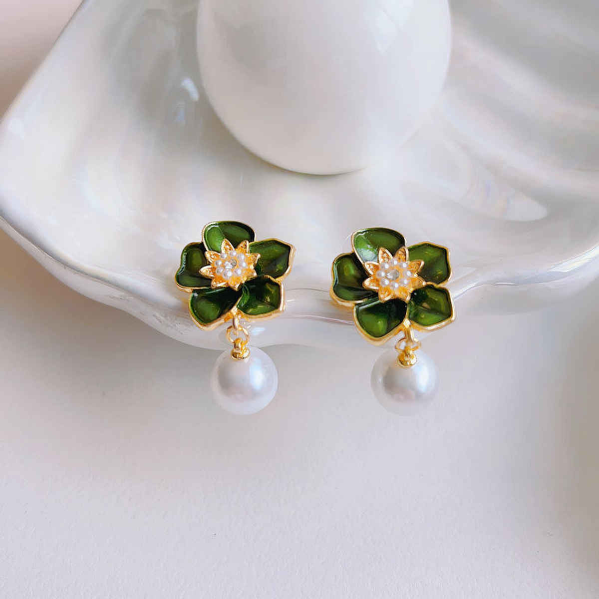 Beautynx Emerald Bloom Pearl Earrings | Green | BNX-EAR-0072