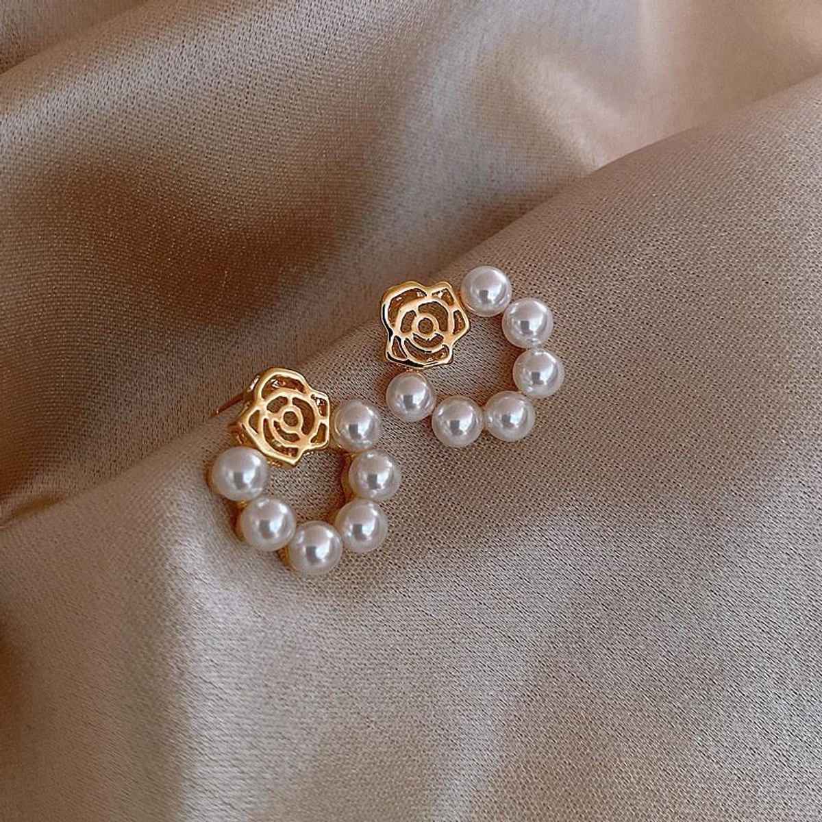 Beautynx Rose Pearl Curve Earrings | Gold | BNX-EAR-0074