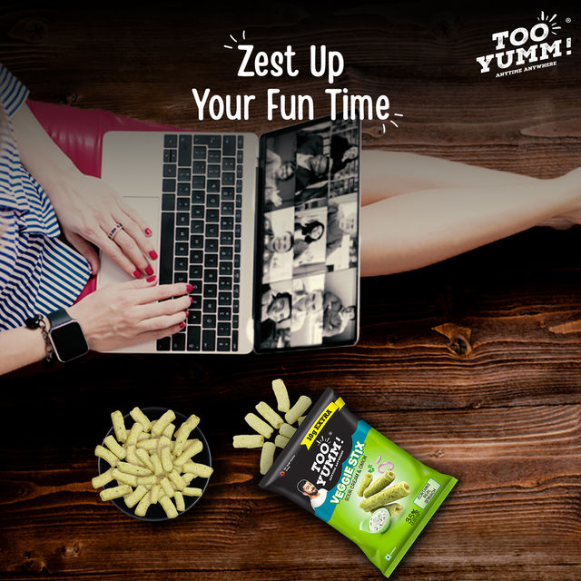 Too Yumm! Sour Cream & Onion Veggie Stix | Munching Snack | On-The-Go Munchies(75gms) & Coca-Cola Soft Drink(750ml) Combo