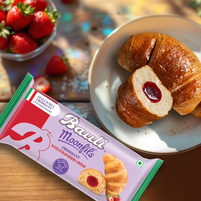 Bauli Moonfils Croissants Strawberry (Veg) 50 g Combo
