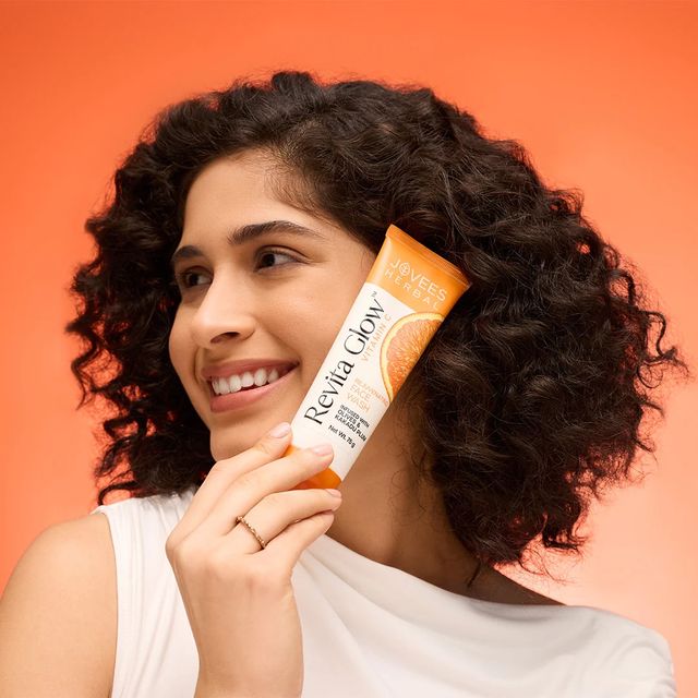 Jovees Herbal Revita Glow Vitamin C Face Wash With Olives And Kakadu Plum For Hyperpigmentation
