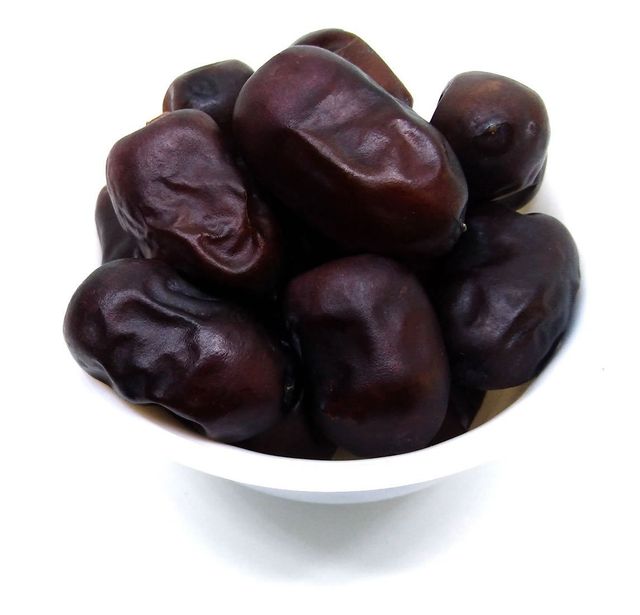 Heka Bites Mazafati Dates With Seeds