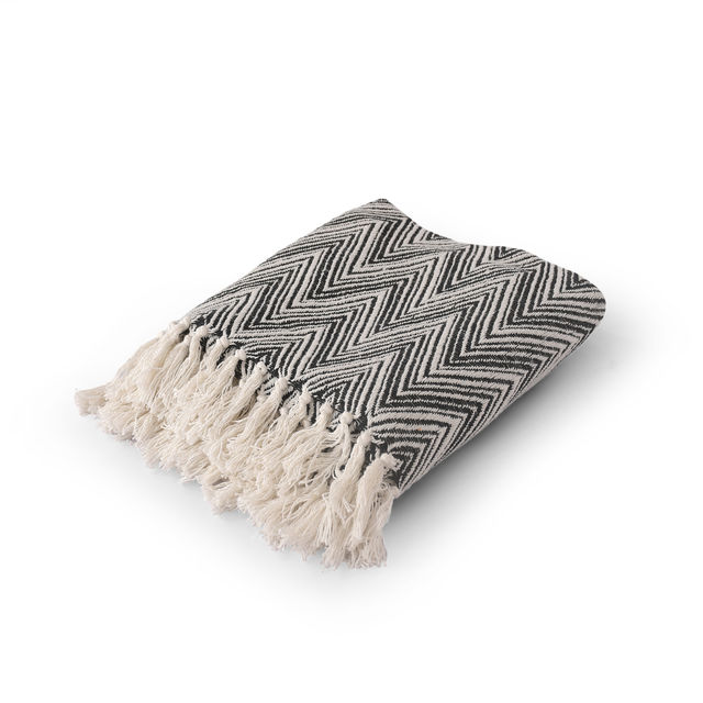 Sashaa World Zig-Zag Pattern Black Ivory Woven Throw