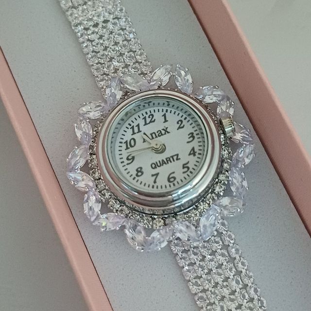 Gullak Women's Metal Analog Watch | Silver