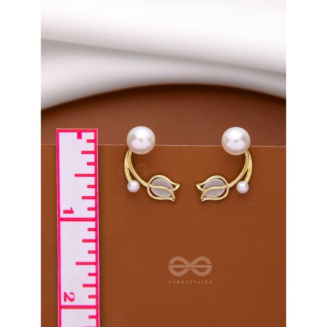 Everstylish White Like Tulips - Golden Pearl Studs