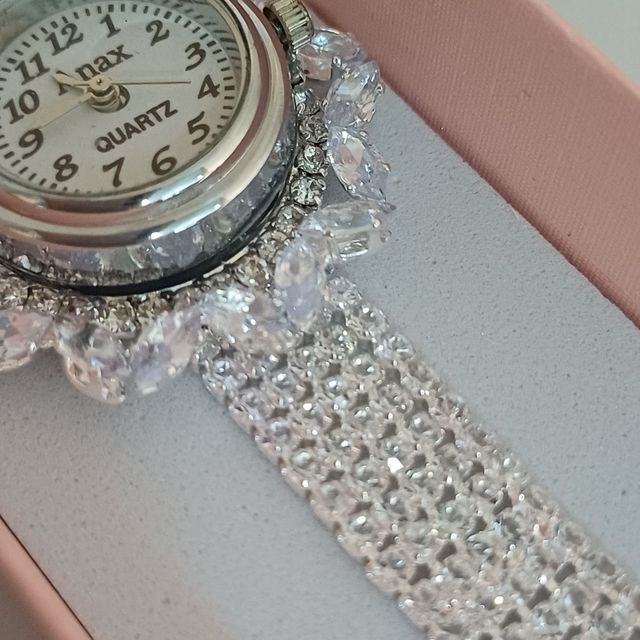 Gullak Women's Metal Analog Watch | Silver