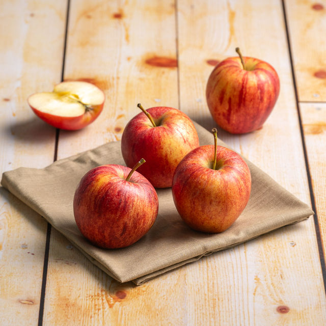 Apple Royal Gala(2pc) & Banana Robusta (4pc) Combo