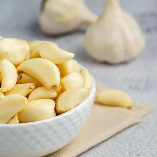 Pluckk Garlic Peeled