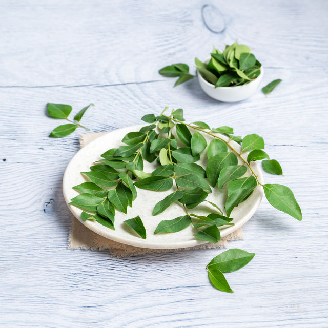 Hatsun Toned Fresh Cow Milk (Pouch)(1pc) & Curry Leaves (Karuveppilai) - Cleaned, Without Roots(1pc) Combo