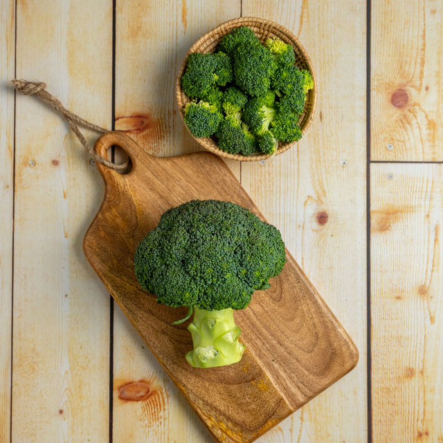 Eggoz Nutrition Protein Rich Farm Fresh White Eggs (30pc) & Broccoli (1pc) Combo