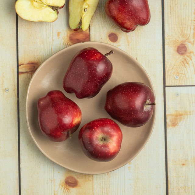 Banana Robusta (500gms), Apple Red Delicious(4pc) & Khari Foods Kimera Dates(400gms) Combo