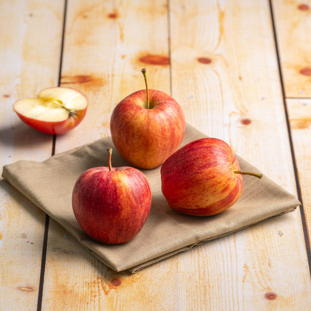 Apple Royal Gala(2pc) & Banana Robusta (4pc) Combo
