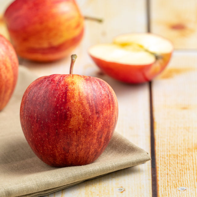 Apple Royal Gala(2pc) & Banana Robusta (4pc) Combo