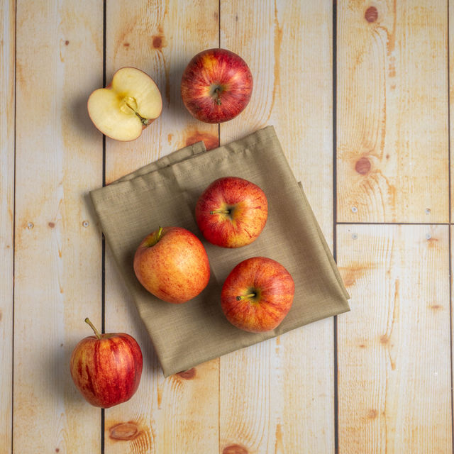 Apple Royal Gala(2pc) & Banana Robusta (4pc) Combo