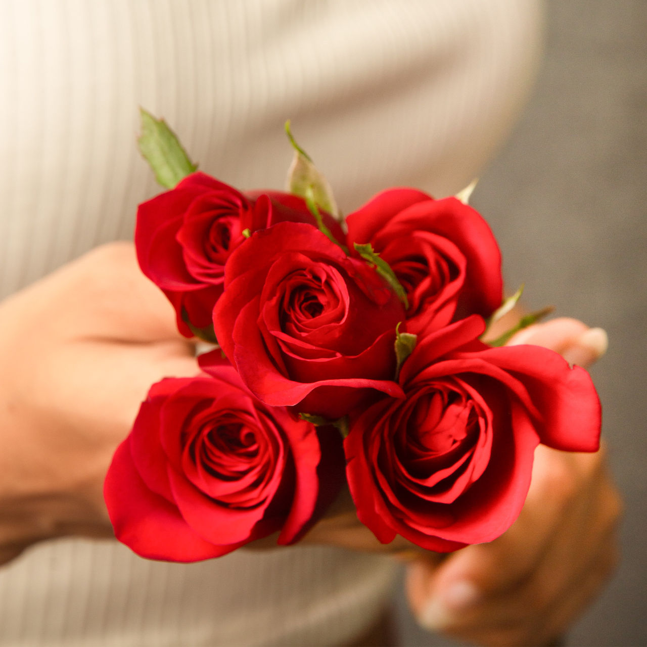 Hoovu Bunch of 5 Roses