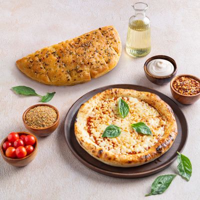 Margherita Pizza & Garlic Bread with Cheese Dip Combo