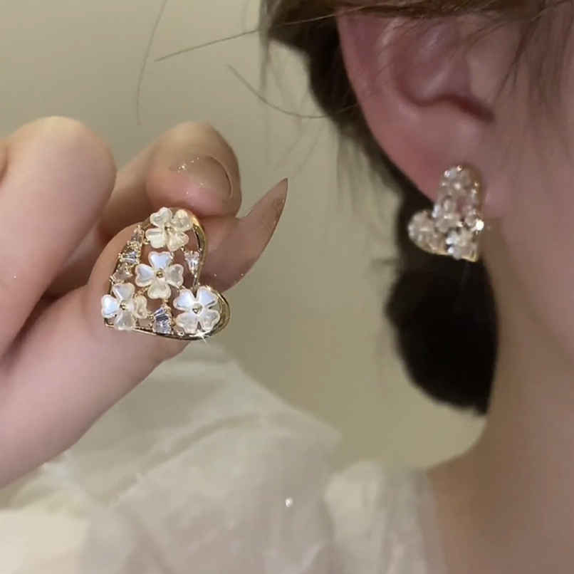 Estailo Fashion Heart Petal Stud Earrings | E0003611 | Gold