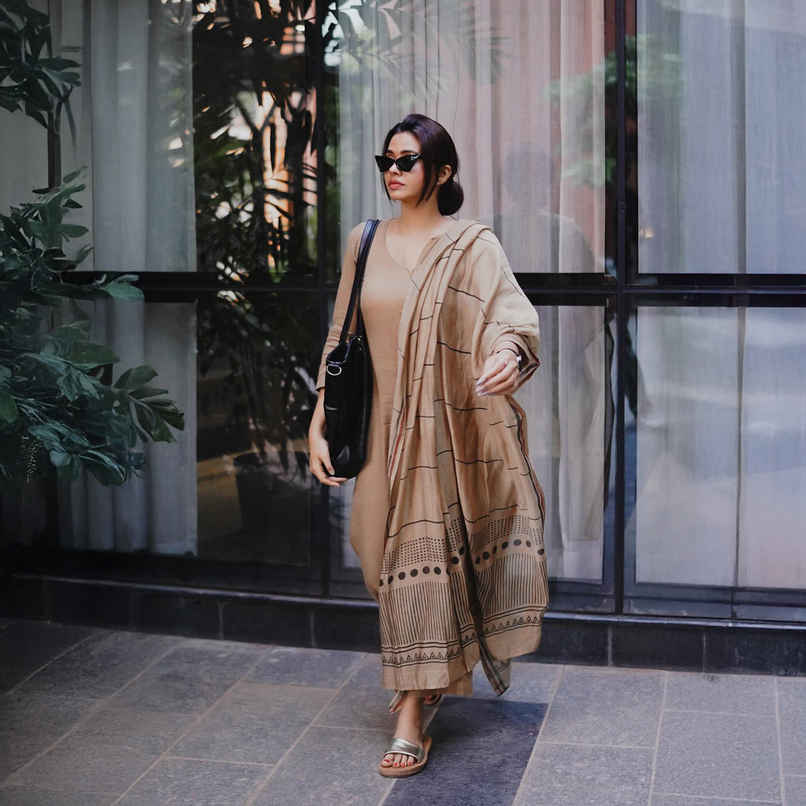 GoSriKi Women's Viscose Rayon Straight Solid Kurta with Pant & Dupatta | RAJA SAAB | Beige - S